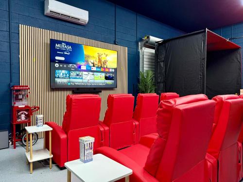 Gameroom! Golf Simulator! Beach! Movie Theater!