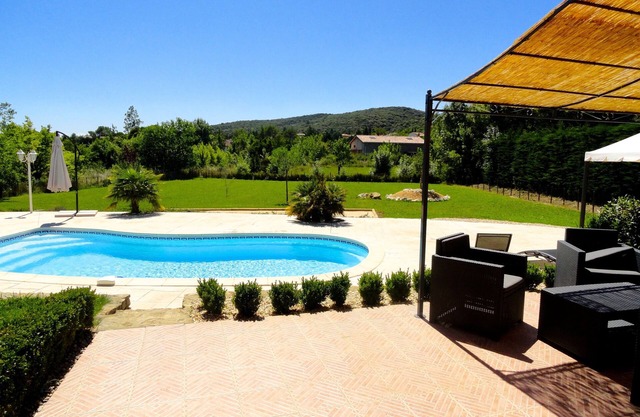 GARD - Near UZES - Villa standing 8 people - Quiet - Swimming pool - Petanque - View
