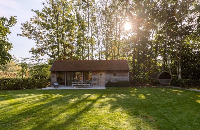 Garden chalet with wood sauna near Bruges