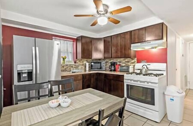 Garden Condo W/Desk and free kids toys