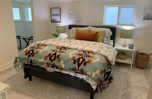 Garden Cottage - 1 bedroom + loft sleeps 4, 15 min to U of O