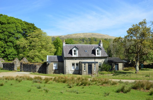 Garden cottage, estate property set in amazing gardens, pet friendly, Wi-Fi