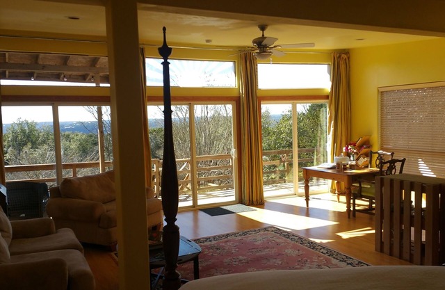 Garden Cottage - Peace, views, hot-tub and privacy. Romantic Wimberley getaway