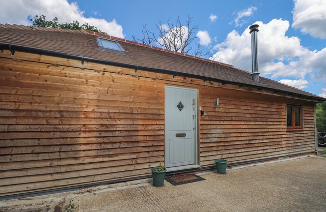 GARDEN COTTAGE, pet friendly, character holiday cottage in Farnham