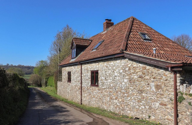 GARDEN COTTAGE, pet friendly, with open fire in Upottery