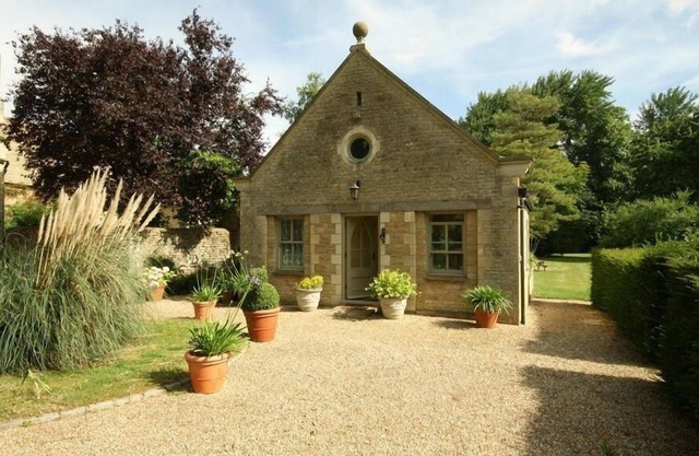 GARDEN COTTAGE, romantic, character holiday cottage in Black Bourton