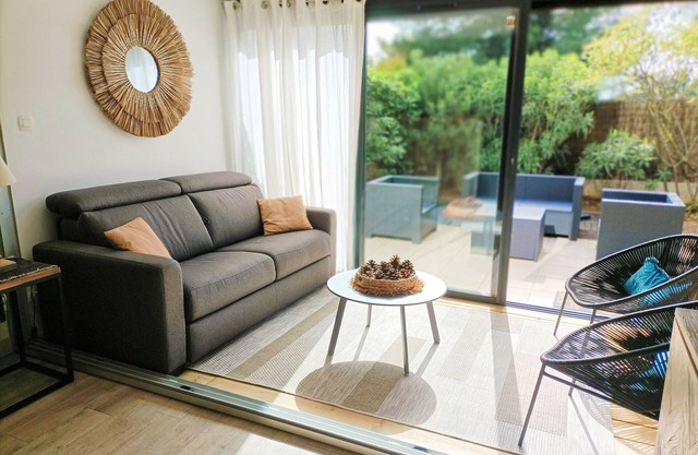 Garden flat, air-conditioned, edge of golf course, sleeps 6, swimmingpool&tennis