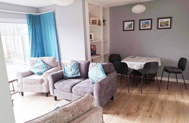 Garden flat, dog friendly, sleeps 3/4, enclosed garden, parking, level access