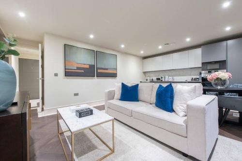 Garden Haven Luxe 1BR 1BA Chigwell Retreat CHCL F1