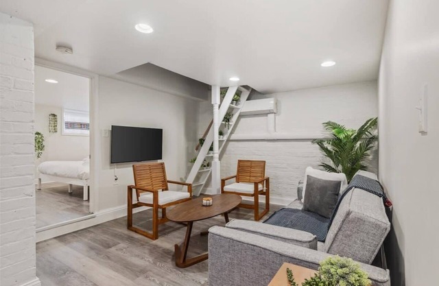 Garden-Level 2-BR Apt in Historic Petworth Home