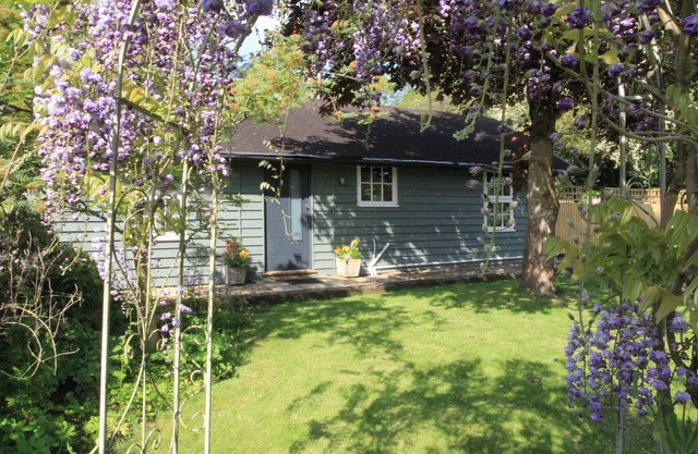 Garden Lodge - One Bedroom House, Sleeps 2