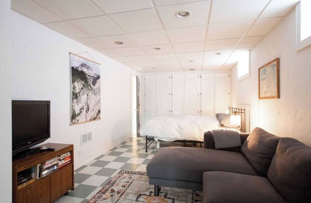 Garden Suite: private entrance, garage, patio, fireplace, 15m to airport/MOA
