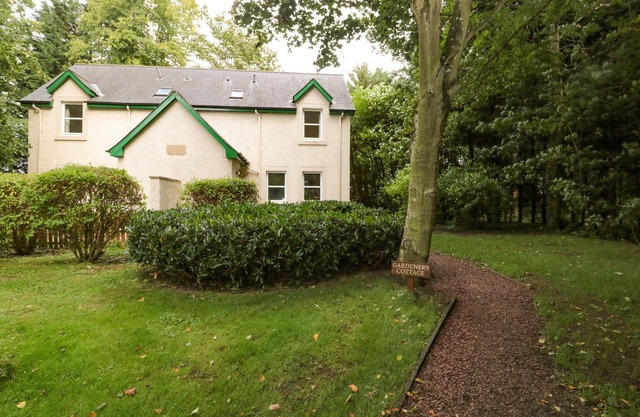 GARDENER'S COTTAGE, pet friendly, with a garden in Chirnside