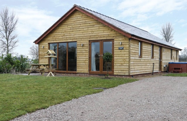 GARDENER'S LODGE, family friendly, luxury holiday cottage in Nantwich