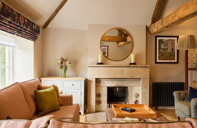 GARDENERS COTTAGE, character holiday cottage, with pool in Hopton