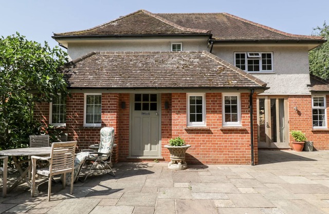 GARDENERS COTTAGE, pet friendly, with a garden in Hungerford