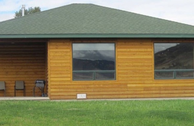 Gardiner Cabin by Yellowstone Park/Dates Open