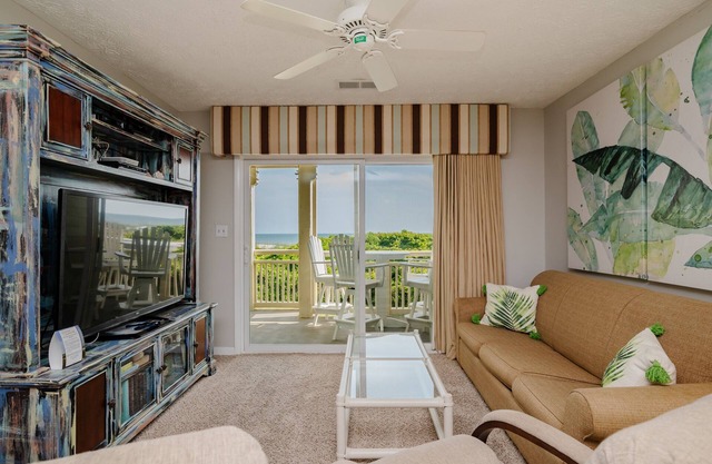 Garris Hideaway 2: Cozy 1st Level Oceanfront Condo - Perfect for Couples Getaway