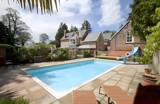 Garth Lodge with Swimming Pool, Gym and Tennis Court!