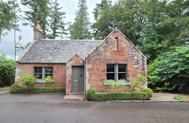 Gate Lodge - historic rural cottage with hot tub, Aberdeenshire