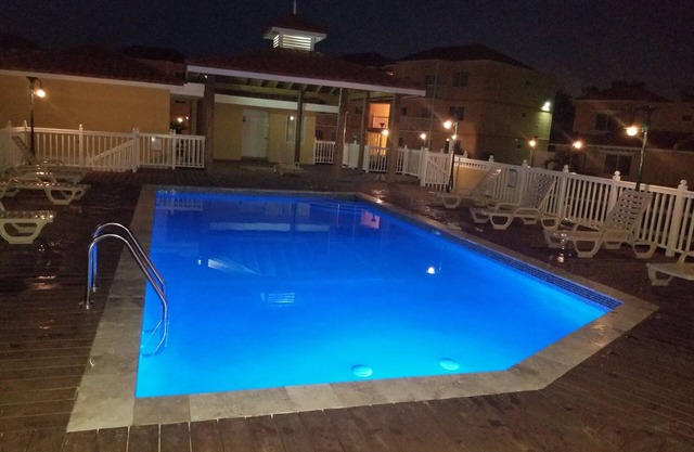 Gated 2 Bedroom Oasis with pool/Beaches & Hipstrip in walking distance
