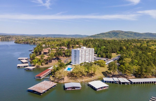 Gated Cozy Condo with Boat Slip on Lake Hamilton! King bed and 2 Queens.