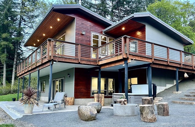 Gated Modern Wine Country Estate w/Breathtaking Valley Views, Spa and Fire Pit!