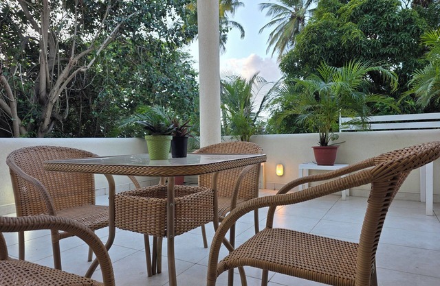 Gated Townhome Family-friendly Tropical Patio nearby restaurants shops safe area