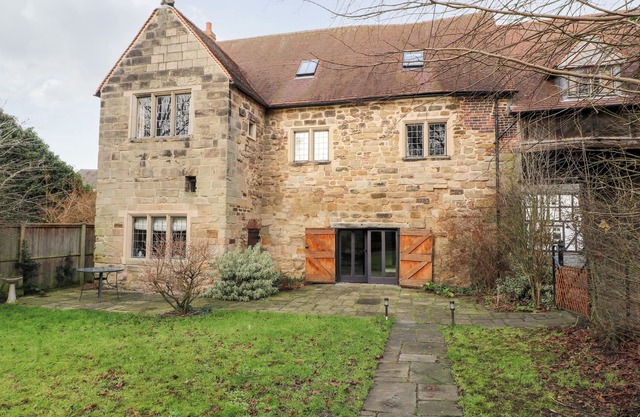 GATEHOUSE CROFT, pet friendly, with open fire in Polesworth