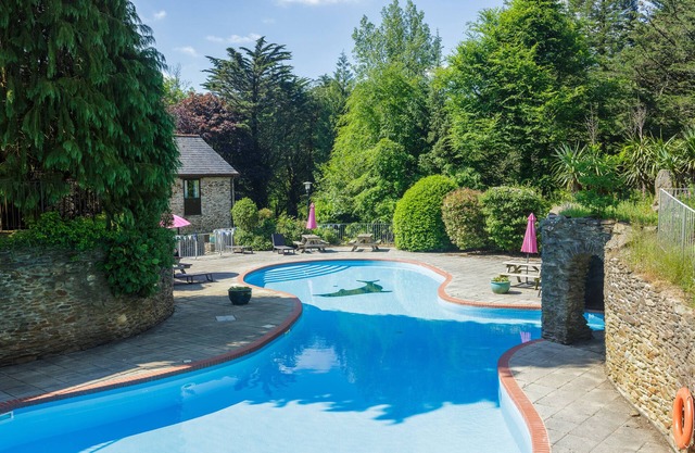 Gatehouse West set in the beautiful Colmer Estate with indoor and outdoor pools.