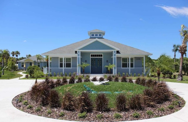 Gator Palace: Stylish 5-bedroom, 4-bath home, with upstairs loft. Sleeps 12.
