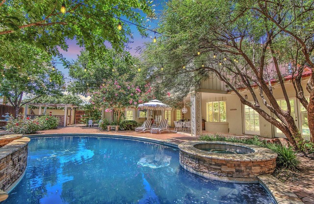 Gatsby Getaway 2 miles to TTU w/Pool+Speakeasy+Bar