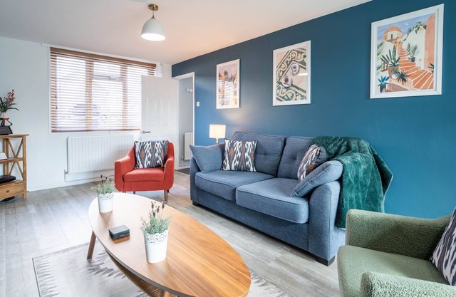 Gatwick Place|Spacious|Large Driveway|Near Airport
