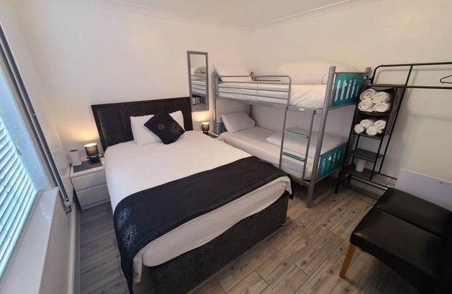 Gatwick Stay: Quick, Comfortable, and Convenient for Your Travels!.-15 guests.