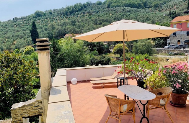 Gemütliche Dorfwohnung mit Terrasse und Ausblick auf Gärten und Olivenhaine