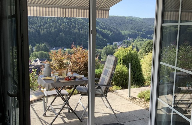 Gemütliche Ferienwohnung mit Traumhaftem Blick ins Kylltal
