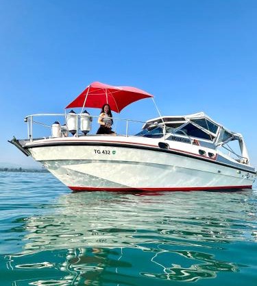 Gemütliches Motorboot im Yachthafen von Romanshorn