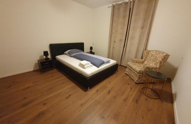 Gemütliches Privatzimmer mit französischem Doppelbett an der Universitätsklinik Mainz