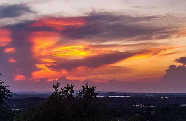 Gem of HSB: 3bdrm Hill Country Escape with Lake views !