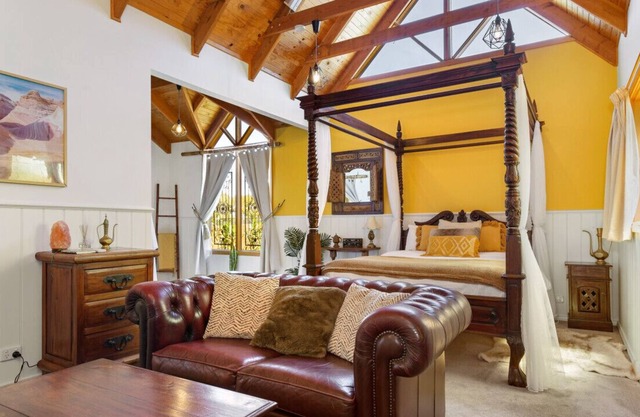 Gembrook Cottages - The Harem with Spa Bath and Wood Fire