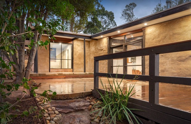 Gembrook Views nUnique and recently renovated 2br mudbrick house