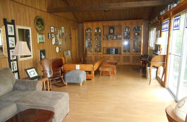 Georgian Bay Lakefront Cottage in Collingwood Town Limits. Walk to Sunset Park