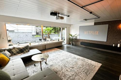 Geräumiges Apartment mit XXL Leinwand I Parkplatz I WiFi