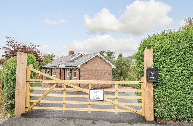 GER YR AFON COTTAGE, family friendly, with hot tub in Rhayader