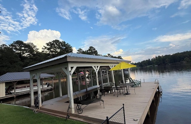 Get Away this Fall to a Peaceful Lakefront Family Retreat Private Dock! Kayaks!