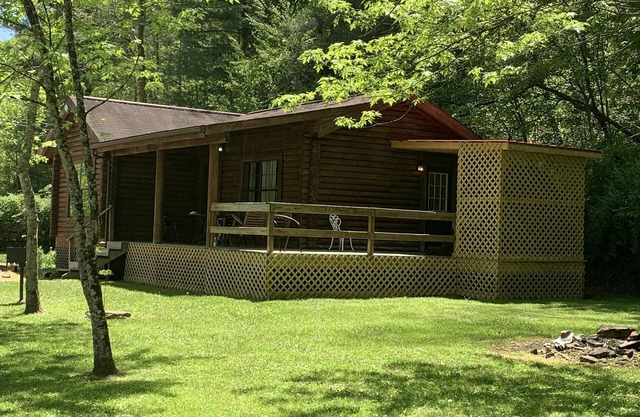 Getaway cabin close to Natural Bridge State Park with hot tub and internet