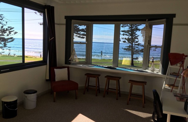 GETWUNTOO on beautiful Sandon Point beach Bulli . Entire Top floor of house