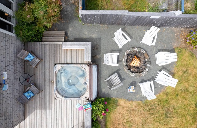 GG:}Hot-Tub~WalkToBeach&Trailsb~Fire~Pit~Bikes~Ping-Pong~Cornhole~Fenced~DogOK~