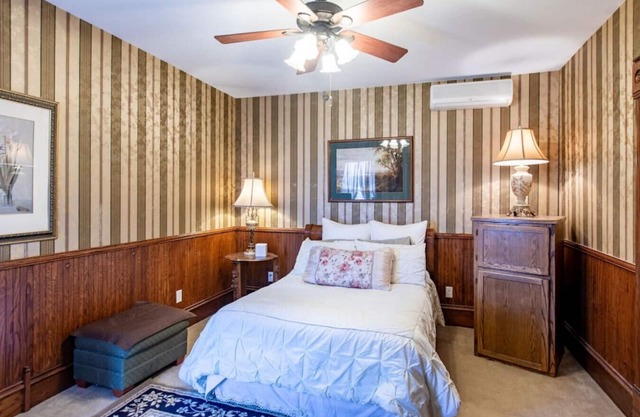 GH9 · #9 Grant House-The Douglass State Room