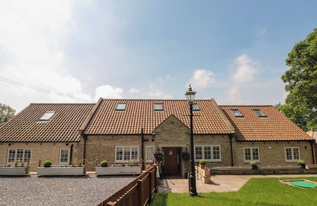 GHYLL CREST, family friendly, luxury holiday cottage in Osmotherley